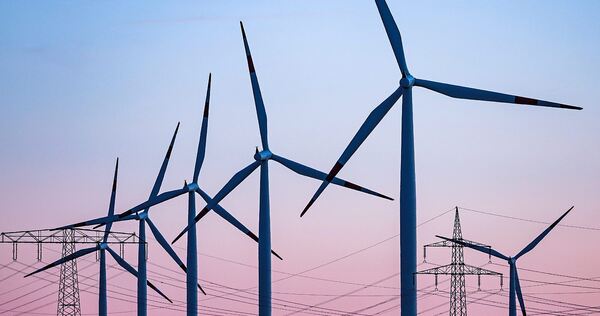 Windräder drehen sich vor dem Abendhimmel – im Kreis Ludwigsburg lässt die Energiewende allerdings weiter auf sich warten.