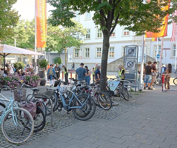 Einige durften in der Oberen Marktstraße ihr Rad noch abstellen, einige nicht. Das hat für Diskussionen mit dem Security-Team sowie für Unverständnis und Unmut bei den Besuchern der Venezianischen Messe gesorgt.