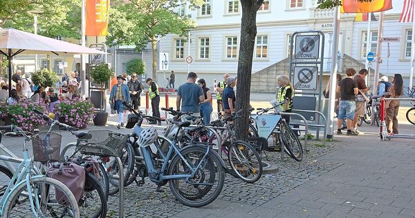 Einige durften in der Oberen Marktstraße ihr Rad noch abstellen, einige nicht. Das hat für Diskussionen mit dem Security-Team so Einige durften in der Oberen Marktstraße ihr Rad noch abstellen, einige nicht. Das hat für Diskussionen mit dem Security-Team sowie für Unverständnis und Unmut bei den Besuchern der Venezianischen Messe gesorgt.