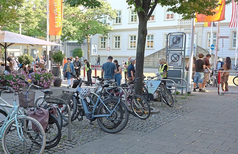 Einige durften in der Oberen Marktstraße ihr Rad noch abstellen, einige nicht. Das hat für Diskussionen mit dem Security-Team so Einige durften in der Oberen Marktstraße ihr Rad noch abstellen, einige nicht. Das hat für Diskussionen mit dem Security-Team sowie für Unverständnis und Unmut bei den Besuchern der Venezianischen Messe gesorgt.