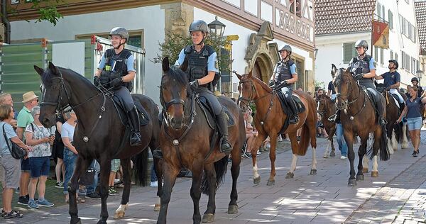 Auch die Polizei kommt zu Pferde.