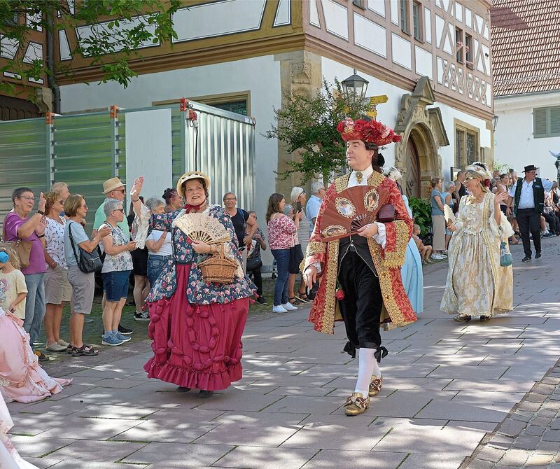 Gruß im schicken Gewand.