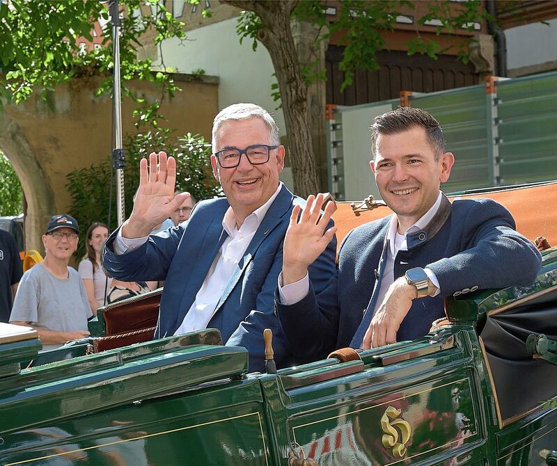 Grüßen freudig von der Kutsche: Landrat Dietmar Allgaier (links) und Landtagsabgeordneter Tobias Vogt (CDU).