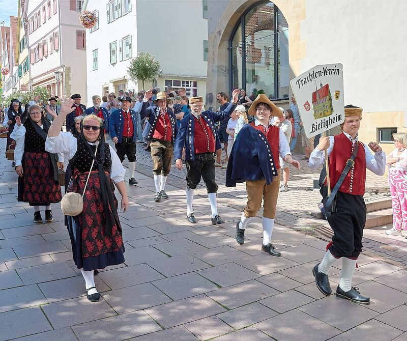 Der Bietigheimer Trachtenverein grüßt die Menge.