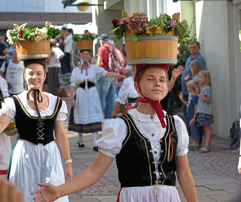 Eine Woche zuvor noch in Markgröningen, jetzt in Bietigheim: die Wasserträgerinnen aus der Schäferlauf-Stadt.