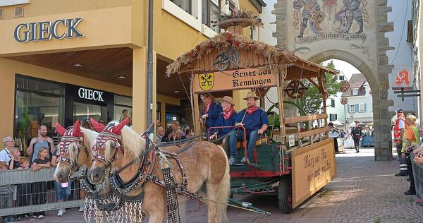 Der Umzug geht mitten durch die Altstadt.