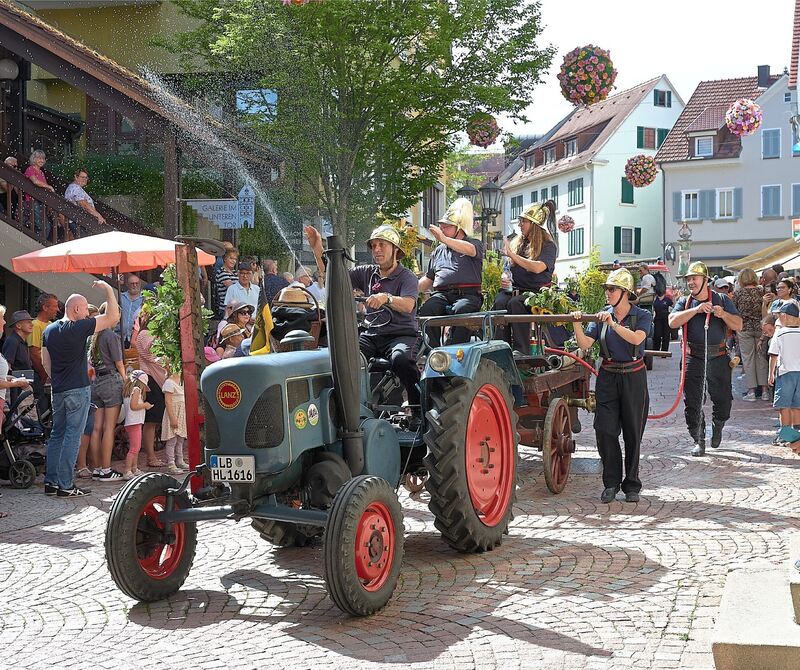 Die Feuerwehr hat ihren Löschwagen gegen einen Lanz-Bulldog eingetauscht.