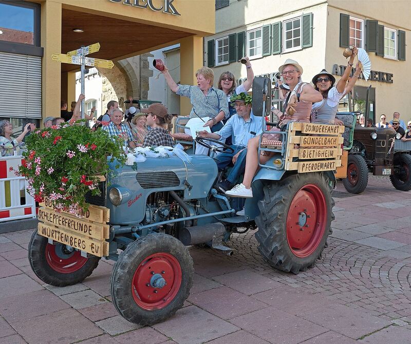 Voll besetzt ist dieses Gefährt der Schlepperfreunde Würrtemberg.