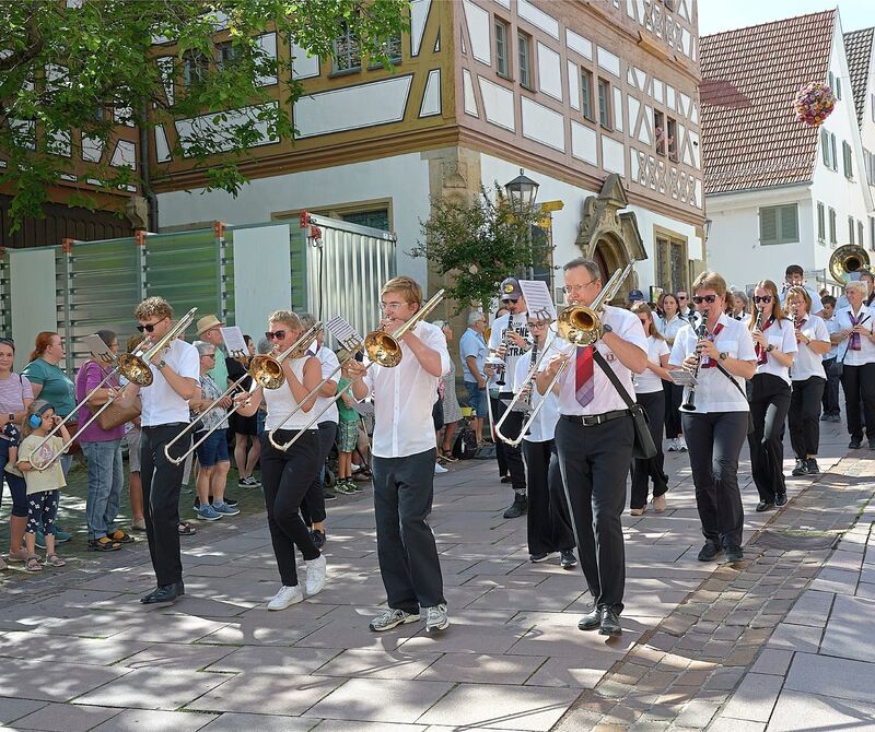 Ganz cool mit Sonnenbrille: Musikerinnen und Musiker geben den Takt vor.