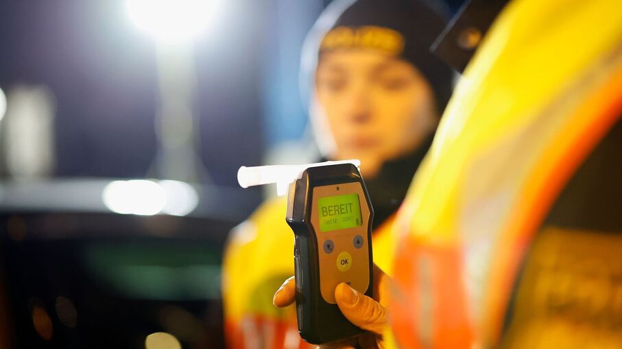 Polizei macht Alkoholtest Symbolbild