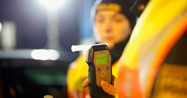 Polizei macht Alkoholtest Symbolbild