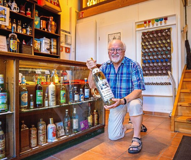 Museumsleiter Kurt Sartorius zeigt ein besonders stattliches Exponat.