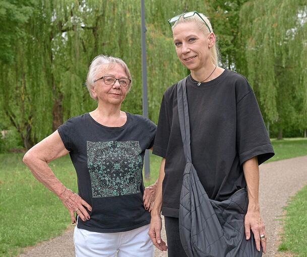 Ruth Österle-Glasbrenner (links) und Ulrike Schmidtgen sind mehr als zufrieden mit der Entwicklung des Grünzugs Pflugfelden.