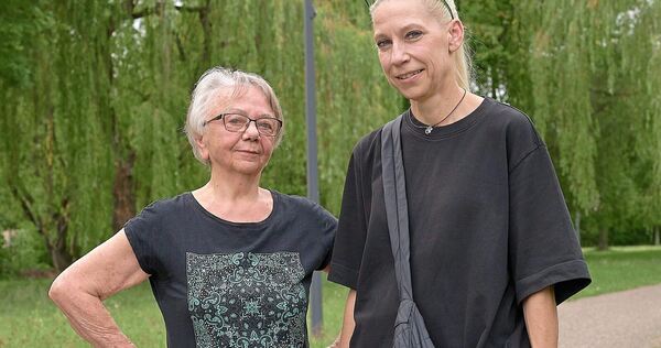 Ruth Österle-Glasbrenner (links) und Ulrike Schmidtgen sind mehr als zufrieden mit der Entwicklung des Grünzugs Pflugfelden.