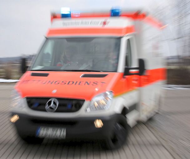 Der Rettungsdienst hat den Senior ins Krankenhaus gebracht. Der Rettungsdienst hat den Senior ins Krankenhaus gebracht.
