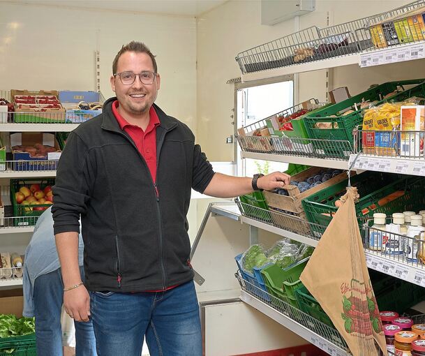 Aaron Daubner in seinem „rollenden Supermarkt“: Rund 1000 Produkte umfasst das Sortiment.
