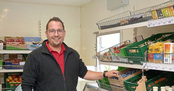 Aaron Daubner in seinem „rollenden Supermarkt“: Rund 1000 Produkte umfasst das Sortiment. Aaron Daubner in seinem „rollenden Supermarkt“: Rund 1000 Produkte umfasst das Sortiment.