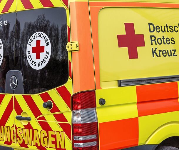 Ein Rettungswagen brachte den Mann ins Krankenhaus.