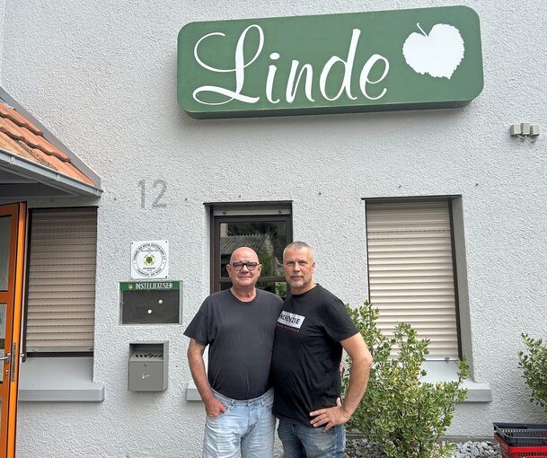 Die Eröffnung steht unmittelbar bevor: Alexander Schmelzer (links) und sein Mitarbeiter Darko Milek bewirtschaften künftig die Linde in Kleiningersheim.