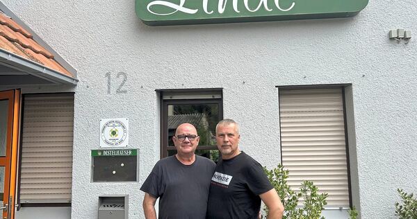 Die Eröffnung steht unmittelbar bevor: Alexander Schmelzer (links) und sein Mitarbeiter Darko Milek bewirtschaften künftig die Linde in Kleiningersheim.