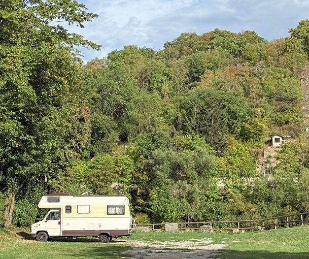 Die Parkplätze am Neckar nahe des Ludwigsburger Freibads werden immer wieder von Wohnmobilen angesteuert. Das ist erlaubt, solange dort niemand übernachtet.
