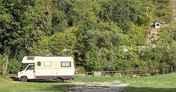 Die Parkplätze am Neckar nahe des Ludwigsburger Freibads werden immer wieder von Wohnmobilen angesteuert. Das ist erlaubt, solan Die Parkplätze am Neckar nahe des Ludwigsburger Freibads werden immer wieder von Wohnmobilen angesteuert. Das ist erlaubt, solange dort niemand übernachtet.