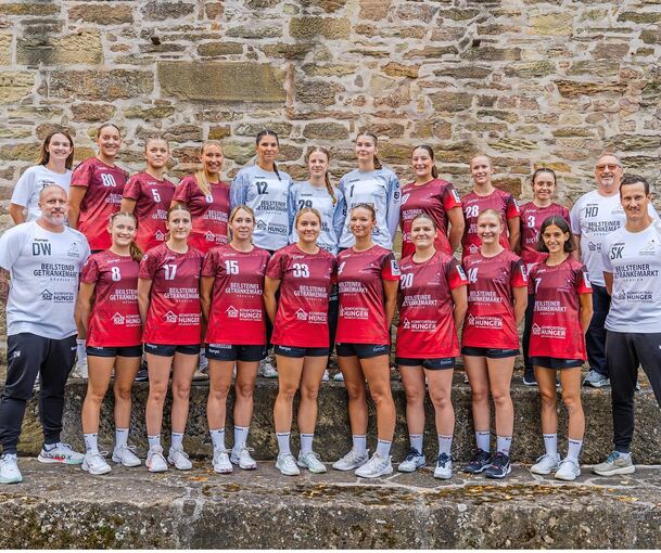 Hintere Reihe von links: Sophie Räuchle (Co-Trainerin), Lea Walter, Luna Janiak, Lena Siebert, Melina Friedrich, Klara Schneider, Antonia Bredow, Carlotta Hees, Lea Thierer, Eda Mici (Physiotherapeutin), Hans-Dieter Helber (Ressortleiter Frauen 1). V