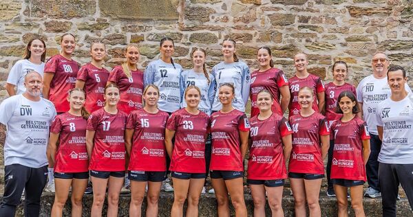 Hintere Reihe von links: Sophie Räuchle (Co-Trainerin), Lea Walter, Luna Janiak, Lena Siebert, Melina Friedrich, Klara Schneider, Antonia Bredow, Carlotta Hees, Lea Thierer, Eda Mici (Physiotherapeutin), Hans-Dieter Helber (Ressortleiter Frauen 1). V
