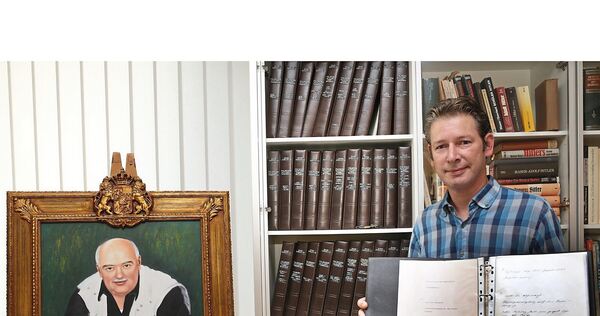 Marc-Oliver Boger vor den von Gerd Heidemann kopierten und übersetzten Hitler-Tagebüchern im Kujau-Kabinett. Kujau selbst steuert ein Selbstporträt bei.