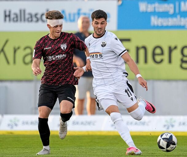 Aus nach einem Cut über dem Auge: Startelf-Debütant Linus Weik (li.) vom SGV Heilbronn-Freiberg, hier im Zweikampf mit dem Ex-Freiberger Mert Tasdelen.