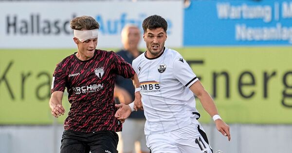 Aus nach einem Cut über dem Auge: Startelf-Debütant Linus Weik (li.) vom SGV Heilbronn-Freiberg, hier im Zweikampf mit dem Ex-Freiberger Mert Tasdelen.