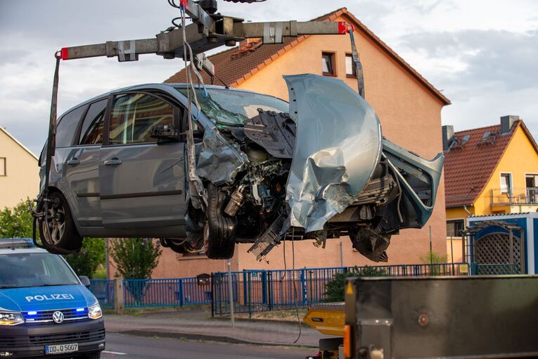 Beschädigtes Auto nach Unfall Beschädigtes Auto nach Unfall