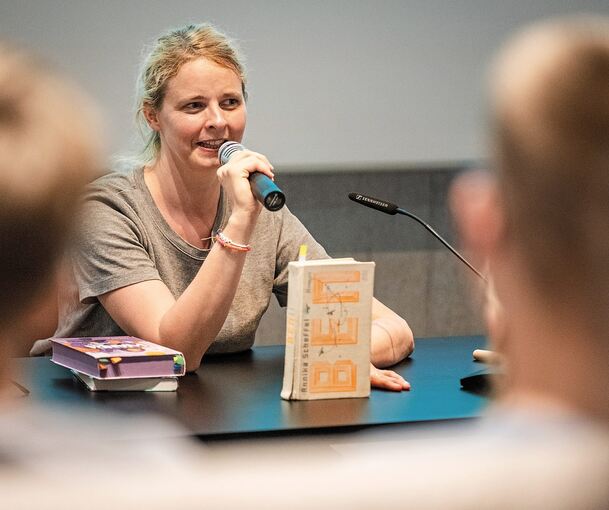 Durchhaltevermögen und eine Portion Glück: Annika Scheffel spricht in Marbach über das Schriftstellerdasein.