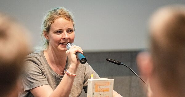Durchhaltevermögen und eine Portion Glück: Annika Scheffel spricht in Marbach über das Schriftstellerdasein. Durchhaltevermögen und eine Portion Glück: Annika Scheffel spricht in Marbach über das Schriftstellerdasein.