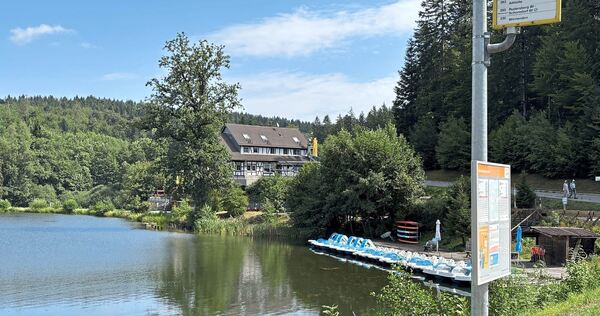 Zum Ebnisee in Kaisersbach (Rems-Murr-Kreis) kann man nicht nur mit dem Auto, sondern auch mit dem ÖPNV gelangen. Zum Ebnisee in Kaisersbach (Rems-Murr-Kreis) kann man nicht nur mit dem Auto, sondern auch mit dem ÖPNV gelangen.