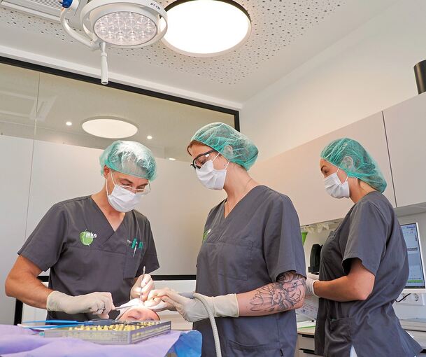 Im OP der MKG-Klinik: Dr. Dr. Gregor Santo operiert, Anastasiia Plininger und Nina Karpova (von links) assistieren.