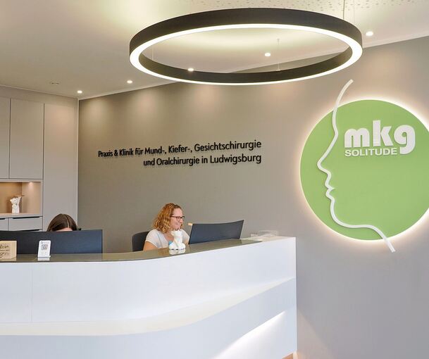 Anlaufstelle für Patienten: der Empfangsbereich der MKG-Klinik im Solitude 24 in Ludwigsburg.