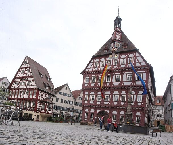 Das historische Rathaus am Markgröninger Marktplatz ist zwar schön anzusehen, doch für die Stadtverwaltung längst zu klein.