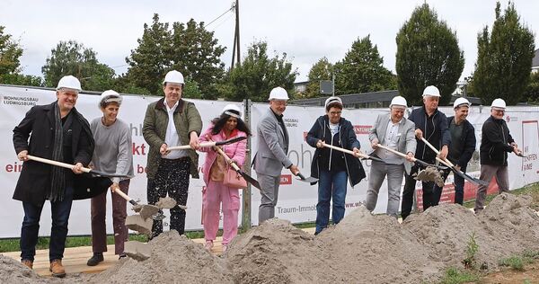 Oberbürgermeister, Wohnungsbau Ludwigsburg sowie Stadträtinnen und Stadträte beim Spatenstich am Mittwoch. Oberbürgermeister, Wohnungsbau Ludwigsburg sowie Stadträtinnen und Stadträte beim Spatenstich am Mittwoch.