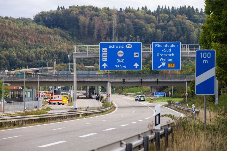 Polizei prüft Auto auf Sprengstoff