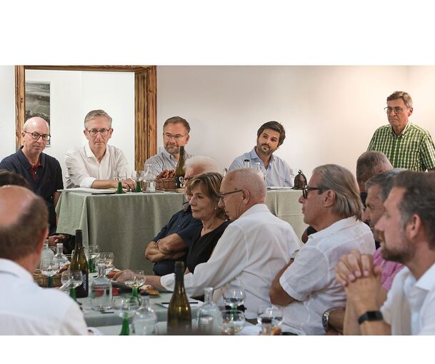 Nachdenkliche Mienen beim Stammtisch (von links): Michael Ottenbacher, Christian Ottenbacher, Axel Dolezal, Daniel Christof und Gastgeber Herbert Müller.