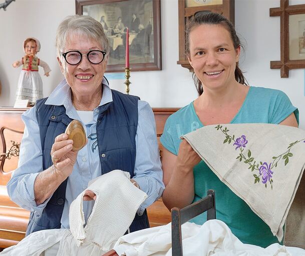 Ursula Knapp und Elisabeth Leska präsentieren die Handarbeiten.