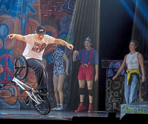 Ganz schön bunt: Daniel Fuhrmann zeigt Kunststücke auf seinem BMX, der Rest der Party-Gesellschaft freut sich.