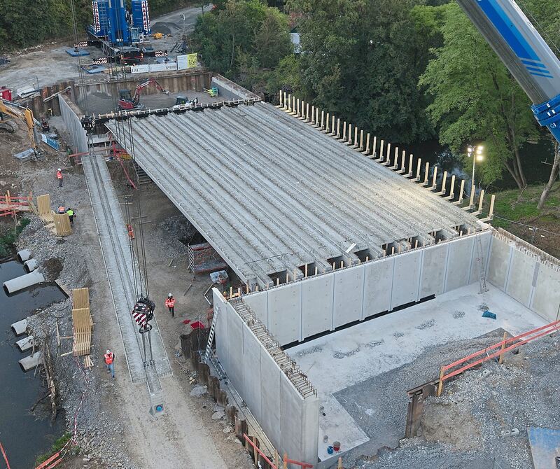 Die neue Murrbrücke von oben. Alle Fertigteile sind verbaut. Nun fehlt nur noch die eigentliche Straße auf der Brückenkonstrukti Die neue Murrbrücke von oben. Alle Fertigteile sind verbaut. Nun fehlt nur noch die eigentliche Straße auf der Brückenkonstruktion.