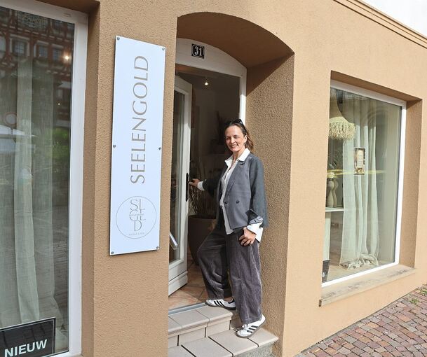 Petra Kohfink vor ihren neuen Räumen in der Kirchstraße 31: Die Boutique-Inhaberin fühlt sich wohl in Besigheim.