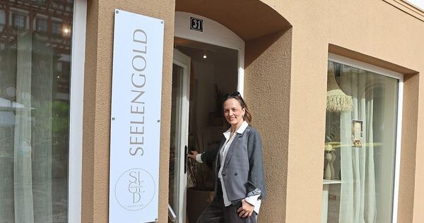 Petra Kohfink vor ihren neuen Räumen in der Kirchstraße 31: Die Boutique-Inhaberin fühlt sich wohl in Besigheim.