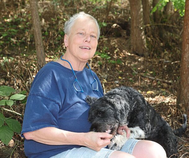 Tierheimleiterin Ursula Gericke mit ihrem Hund Oskar. Mit viel Liebe hat sie den verhaltensauffälligen Hund wieder an Menschen gewöhnt.