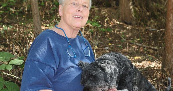 Tierheimleiterin Ursula Gericke mit ihrem Hund Oskar. Mit viel Liebe hat sie den verhaltensauffälligen Hund wieder an Menschen gewöhnt.