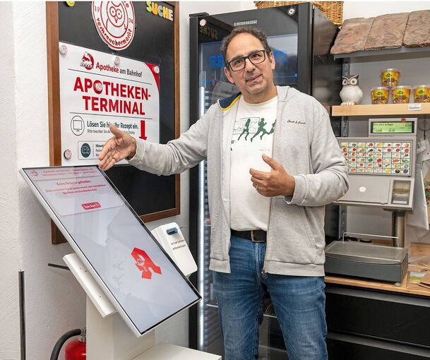 Apotheker Sammy Dadour vor dem Terminal im Euli-Markt. Hier können Kunden aus Rielingshausen Medikamente ordern.