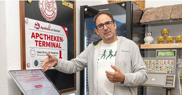 Apotheker Sammy Dadour vor dem Terminal im Euli-Markt. Hier können Kunden aus Rielingshausen Medikamente ordern.